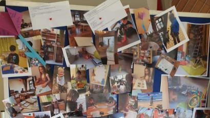 Bild: ads
Im Eingangsbereich der Kindertagesstätte St. Vitus wurde eine große Bilderwand (die täglich wächst) mit Fotos der Mädchen und Buben von ihren Aktivitäten zu Hause aufgestellt.