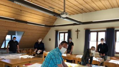 Bild: Michael Werner/exb
Im Schnaittenbacher Feuerwehrhaus werden die Stoffbahnen für die weitere Verarbeitung vorbereitet.