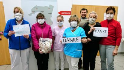 Bild: Birgit Singer-Grimm/exb
Monika Rubenbauer vom Kath. Frauenbund Rosenberg (zweite von links) bei der Übergabe der selbstgenähten Schutzmasken an die Verantwortlichen der Ökum. Sozialstation Sulzbach-Rosenberg.
