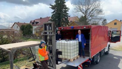 Bild: exb/Krieger
Brennmeister Albert Krieger (rechts) beim Verladen des Alkohols.