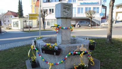 Bild: soj
Mit Blumen, Ostereiern und Osterhasen hat der Trachtenverein den Brunnen am Ebnather Marktplatz verziert.