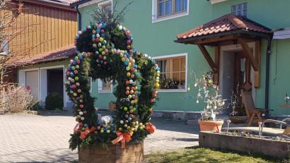 Bild: gi
Die wunderschöne Osterkrone vor dem Haus der Familie Kiesbauer zieren 500 ausgeblasene, handbemalte und bunte Hühnereier.