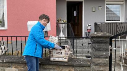 Bild: sei
Christine Dirrigel ist in diesen Tagen unterwegs, um die Hinweiszettel für die Überweisung oder Einwurf der Beiträge im geschlossenen Umschlag in ihren Postkasen an die Mitglieder der Selbsthilfe zu verteilen.