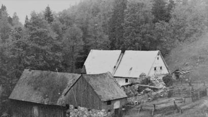 Bild: cr
Noch einigermaßen intakt zeigt sich der Vierseithof 1965, Bild Bürgeremister a.D. Lorenz Enslein.
