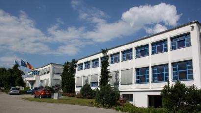 Bild: Thomas Dobler
In den deutschen Werken von EMZ-Hanauer und in seinem tschechischen Werk gilt eine Betriebsruhe vom 6. bis 17. April. In diesem Zeitraum wird die Produktion, die Produktentstehung und die Verwaltung in Nabburg (unser Bild), Zangenstein und Černošín praktisch komplett schließen.