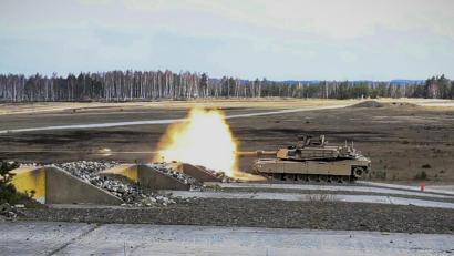 Bild: exb/ U.S. Army photo by Spc. Zack Stahlberg
Ein Panzer vom Typ M1A2 Abrams feuert auf dem Truppenübungsplatz Grafenwöhr. Auch während der Coronakrise finden weiterhin Übungen der US-Armee statt.