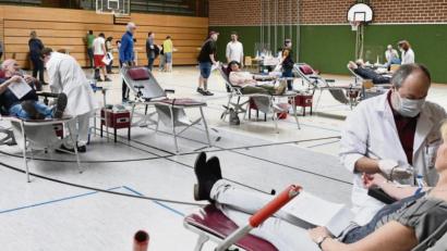 Bild: Petra Hartl
Mit gebührendem Sicherheitsabstand zwischen den einzelnen Stationen ging die Blutspende-Aktion reibungslos über die Bühne. Auch Dienstag, 7. April, ist noch Gelegenheit zum Spenden in der Krötensee-Turnhalle.