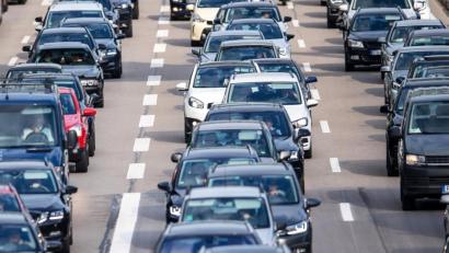 Symbolbild: Sina Schuldt/dpa
Auf der A 96 Richtung München stehen Autos im Stau. Foto: Sina Schuldt/dpa/Archivbild/Symbolbild