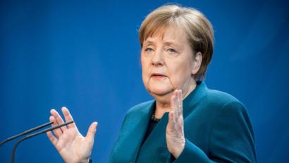 Bild: Michael Kappeler
Bundeskanzlerin Angela Merkel hält sich mit konkreten Ankündigungen zur Lockerung der Beschränkungen zurück - aus gutem Grund.