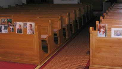Bild: ld
Die Ministranten haben sich ihren Platz in der Kirche für die Karwoche schon gesichert. An den ersten Bänken haben sie Fotos angebracht, um damit ihre Verbundenheit zum Ausdruck zu bringen. Auch Erwachsene haben sich dieser Idee schon angeschlossen.