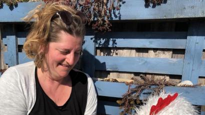 Bild: gi
Süß sind die kleinen Küken, welche die Erzieherin Birgit Hanauer und Sohn Emil in den Händen halten. Kater Uli beobachtet das Ganze etwas argwöhnisch.