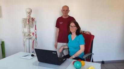 Bild: ubb
Physiotherapeut Wolfgang und seine Frau, Masseurin Ruth Maria Haas, von der Stiftland-Reha Mitterteich nutzen jetzt auch die Telemedizin per Laptop für ihre Behandlungen.