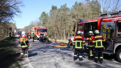 Bild: td
Bei ihren Einsätzen setzen sich die Helfer durch den nahen Kontakt einem großen Ansteckungsrisiko aus – wie hier bei einem schweren Unfall bei Burglengenfeld vor wenigen Tagen.