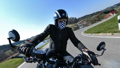 Symbolbild: Felix Kästle/dpa
Natürlich lockt das schöne Wetter eigentlich nach draußen - vor allem die Motorradfahrer, die eine lange Winterpause hinter sich haben (Symbolbild). Es gibt aber gute Gründe, derzeit nicht aufs Bike zu steigen.