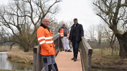 Bild: rgr
Bürgermeister Edgar Knobloch sowie die Bauhofmitarbeiter Klaus Guthmann und Aleksej Waschkewitsch (von rechts) treffen sich nach der Fertigstellung der Arbeiten mit ausreichend Abstand auf dem sanierten "Ettsteg".