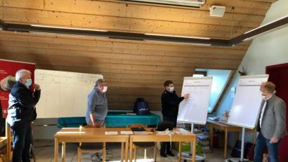 Bild: exb
Corona-bedingte Lagebesprechung bei der Schnaittenbacher Feuerwehr (von links): Kreisbrandrat Fredi Weiß, der amtierende Bürgermeister Josef Reindl, Kommandant Michael Werner sowie der künftige Bürgermeister Marcus Eichenmüller.