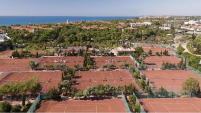 Bild: exb
Das Geschäft mit Tennisreisen blüht sonst gerade um diese Jahreszeit, jetzt bleiben die zahllosen Tennisplätze leer. Die Türkei bietet an vielen Orten beste Gelegenheiten zum Training, hier sind auch die größten Anlagen der Welt beheimatet mit bis zu 67 Courts nebeneinander.
