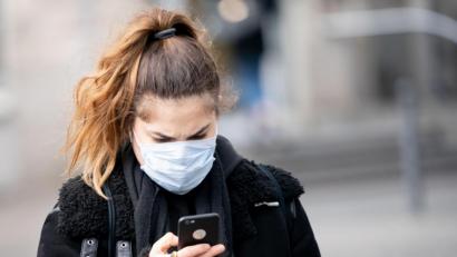 Bild: Kay Nietfeld/dpa
Eine Frau blickt auf auf ihr Smartphone. Die Bundesregierung setzt große Hoffnungen in eine App zur Nachverfolgung von Corona-Infektionsketten.