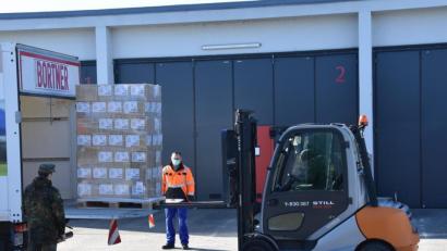 Bild: Bundeswehr/Artilleriebataillon 131/exb
Die Bundeswehrsoldaten des Artilleriebataillons 131unterstützen die Kliniken Nordoberpfalz in logistischen Aufgaben.