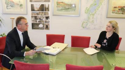 Bild: ubb
Immer auf gebührenden Abstand trifft sich Bürgermeister Franz Stahl für ein Amtsgespräch mit Rebecca Müller, der stellvertretenden. Leiterin der Hauptverwaltung. Am großen Besuchertisch in Stahls Büro kann man sich gut auseinanderrücken.