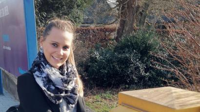 Bild: Sara Schumann
Keine Besuche bedeuten nicht unbedingt kein Kontakt. Deshalb greift Sarah zu Stift und Zettel und schreibt ihren Liebsten Briefe.