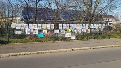 Bild: exb
Den Schriftzug "Wir vermissen euch" am Zaun des Kinderhauses Sonnenschein in Arzberg ergänzten die Kinderhaus-Kinder ihrerseits mit Bildern, die sie übers Wochenende gemalt hatten.