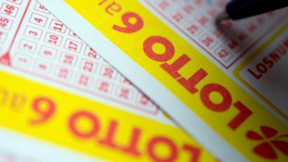 Bild: Inga Kjer
Ein Mann füllt einen Lottoschein aus. Foto: Inga Kjer/dpa/Illustration