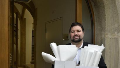 Bild: sck
Michael Lehner von der Aktionsgruppe „Auerbach hilft“ nimmt die erste Charge von Stoff für Behelfsmasken entgegen.