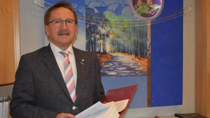 Bild: lue
Bürgermeister Hans Donko hat 24 Jahre Bürgermeisteramt hinter sich. In seiner Amtszeit wurden viele Projekte auf die Beine gestellt. Künftig strebt der Erbendorfer kein politisches Mandat mehr an.