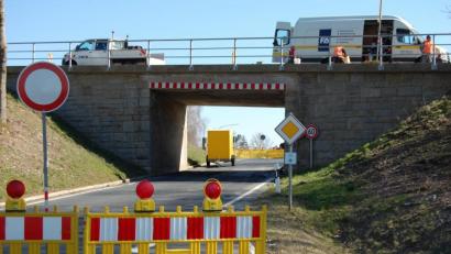 Bild: sm
Die Brücke bei Kirchendemenreuth wird saniert. Der Verkehr auf der B 22 wird per Ampel geregelt.