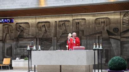 Bild: ads
Sonst schaut Pfarrer Alois Berzl in St. Michael am Palmsonntag auf gut gefüllte Kirchenbänke. In Zeiten der Coronakrise feiert er den Gottesdienst ohne Ministranten und Gläubige.