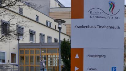 Archivbild: tr
Die Krankenhäuser der Kliniken AG nehmen bei der Bewältigung der Koronakrise eine Schlüsselrolle ein. Hier ein Bild vom Eingangsbereich des Tirschenreuther Hauses.