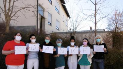 Bild: exb
Mitarbeiter der Dr.-Stephan-Kastenbauer-Hauses und der Bühler Höhe danken für die Spende von Gesichtsmasken.