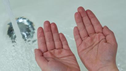 Symbolbild:  Patrick Pleul/dpa
Nicht vergessen: Hände gründlich waschen. Kinder haben da einen besonderen Trick.