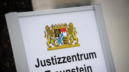 Bild: Matthias Balk
Ein Schild mit der Aufschrift "Justizzentrum Traunstein". Foto: Matthias Balk/dpa/Archivbild