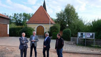Archivbild: do
Im Zuge der Dorfererneuerung Hölas wird es auch im Umfeld der Herz-Jesu-Kapelle bauliche Verbesserungen geben. Schon im vergangenen Jahr wurden erste Überlegungen angestellt.
