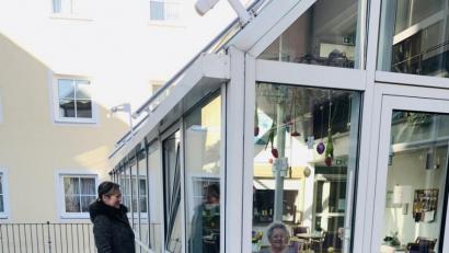 Bild: exb/Christian Fuchs
Im Caritas Alten- und Pflegeheim St. Josef in Pressath lassen Bewohner und Angehörige den Kontakt nicht abreißen. Über ein gekipptes Fenster können die Besucher direkt mit den Senioren reden – ohne Ansteckungsgefahr.
