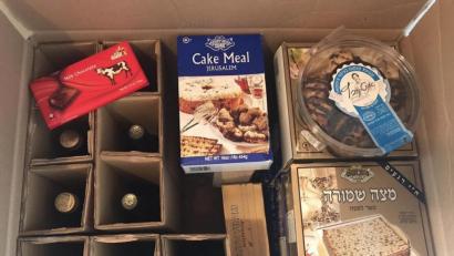 Bild: exb
Pakete wie dieses hat die Israelitische Kultusgemeinde Amberg an ihre Gemeindemitglieder verschickt, damit diese mit Wein beziehungsweise Traubensaft für die Kinder und Mazze das Pessachfest daheim feiern können.