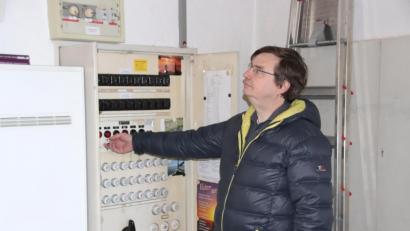 Bild: cog
Stadtpfarrer Roland Kurz hört genau zu, um nicht zu früh die nächste Glocke einzuschalten. Die roten Lichter im großen Schaltschrank der Christuskirche zeigen, welche Glocken gerade läuten.