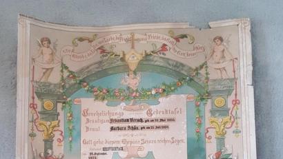Bild: exb
Die Verehelichungs-Gedenktafel von Sebastian Versch und Barbara Schön spiegelt ein Stück Oberviechtacher Ortsgeschichte wider.