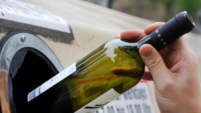 Bild: Tobias Hase
Darf man in Zeiten von Coronakrise und Ausgangsbeschränkungen sein Altglas zum Container bringen? Theoretisch schon. Die Polizei empfiehlt aber, zu überlegen, ob die Entsorgung nicht auch zu einem späteren Zeitpunkt möglich ist.