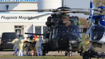 Bild: Peter Gercke/dpa
Hubschrauber der französischen Luftwaffe stehen auf dem Flugplatz Magdeburg und übergeben Ärzten Corona Patienten aus Frankreich, die im Uniklinikum behandelt werden.