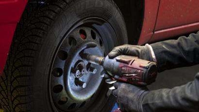 Bild: Fabian Sommer/dpa
In manchen Bundesländern ist es derzeit gar nicht erlaubt, wegen eines Reifenwechsels in die Autowerkstatt zu fahren.