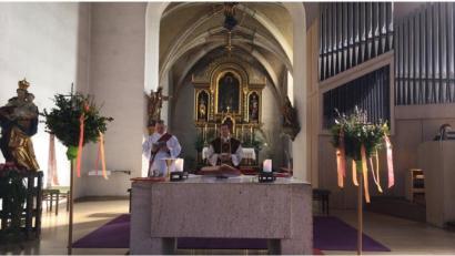 Bild: swo
Bereits am Palmsonntag konnten einige ausgesuchte Personen den Gottesdienst der von Pfarrvikar ChristianPreitschaft (Mitte) und Diakon Georg Lindner (links) gefeiert wurde via Livestream miterleben.