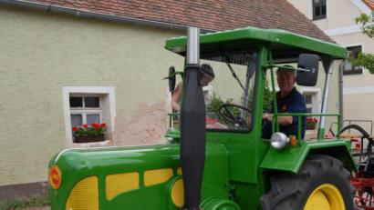 Bild: hme
Sepp Kraus mit seinem Lanz beim Festzug zum Feuerwehrfest 2008. Der beliebte Neudorfer ist gestorben.
