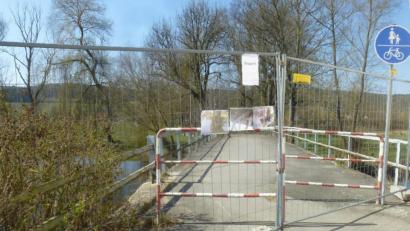 Bild: mad
Hier geht's nicht mehr weiter: Wegen des schlechten baulichen Zustands hat die Marktgemeinde die Sperrung der Schwarzachbrücke angeordnet.