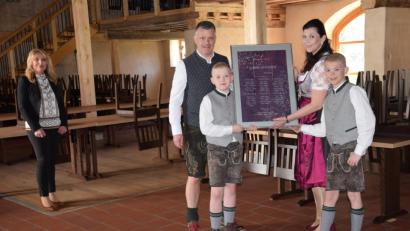Bild: bö
Die Stühle im Schlossstadel sind hochgestellt. Tanja Seliger und Michael Sander aus Kümmersbruck, hier ihren Kindern Maximilian und Alexander, hatten ihre Hochzeitsfeier im Schlossstadel in Schmidmühlen schon seit Anfang 2019 geplant, unterstützt von Hochzeitsplanerin Gabriele Kirschner.