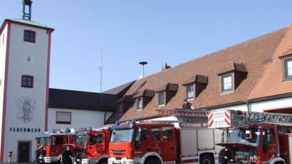 Bild: Feuerwehr Mitterteich/exb
Wegen des Ausfalls von Übungen und anderer regelmäßiger Treffen der Aktiven hat Kommandant Franz Bauernfeind bereits an zwei Samstagen spezielle Fahrzeugchecks durchführen lassen. Jeweils einzeln arbeiteten Kameraden Prüflisten ab und absolvierten Bewegungsfahrten.