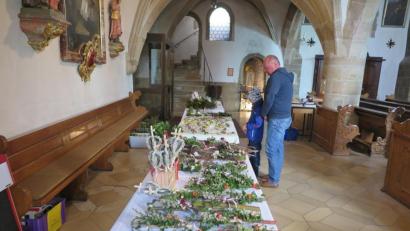 Bild: jzk
Auch in Zeiten von Corona war die Auswahl an österlichen Bastelarbeiten am Verkaufsstand des Katholischen Frauenbundes in der Kemnather Stadtpfarrkirche groß.