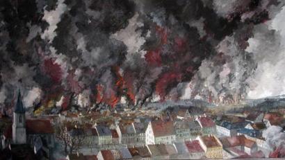 Repro: mor
„Grafenwöhr in Flammen“, heißt das Gemälde von Norbert Richter-Scrobinhusen. Der Grafenwöhrer verarbeitete in dem Bild die Erinnerung aus seiner Kindheit
an den 8. April 1945. Das Ölgemälde hängt im Sitzungssaal des Rathauses.